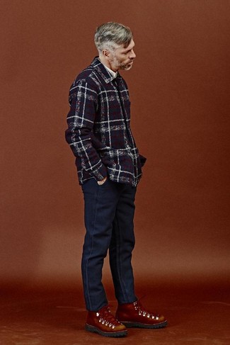 Как носить синие джинсы с табачными кожаными рабочими ботинками мужчине