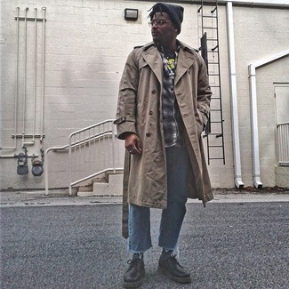 Какие плащи носить с синими джинсами мужчине