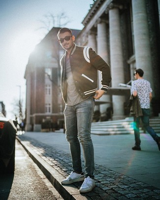 Какие университетские куртки носить с синими джинсами мужчине