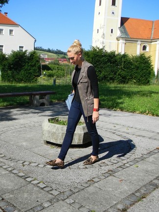 Какие безрукавки носить с синими джинсами женщине