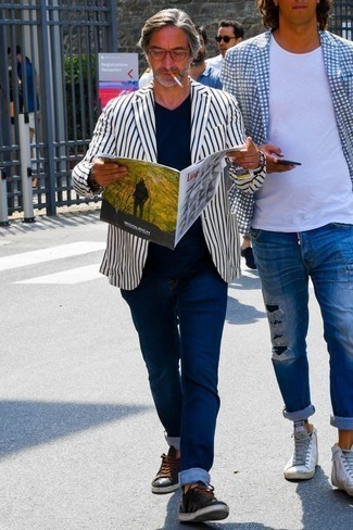 Как носить синие джинсы с белым пиджаком мужчине