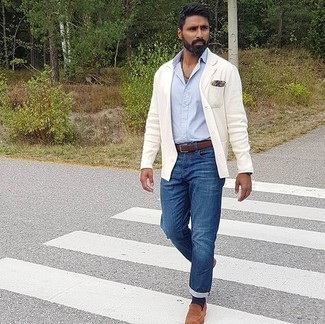 Как носить синие джинсы с белым пиджаком мужчине