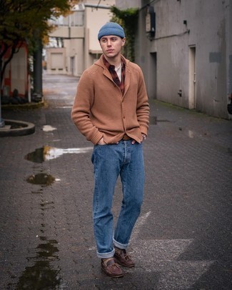 Как носить синие джинсы с белой футболкой на пуговицах мужчине