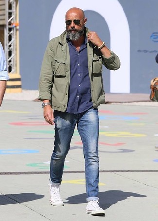 Как носить синие джинсы с белыми высокими кедами мужчине