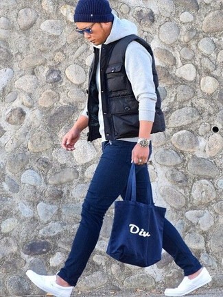 Как носить синие джинсы с белыми слипонами мужчине