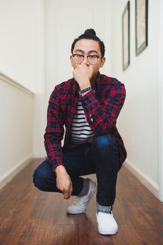 Как носить синие джинсы с белыми слипонами мужчине