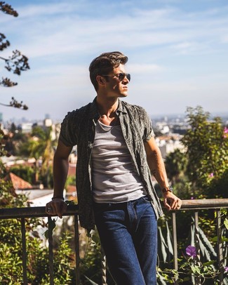 Как носить синие джинсы с белой майкой мужчине