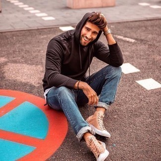 Как носить синие джинсы с белой майкой мужчине