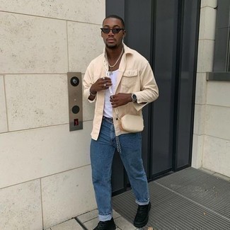 Как носить синие джинсы с белой майкой мужчине