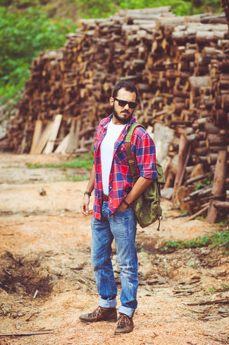 Как носить синие джинсы с белой майкой мужчине