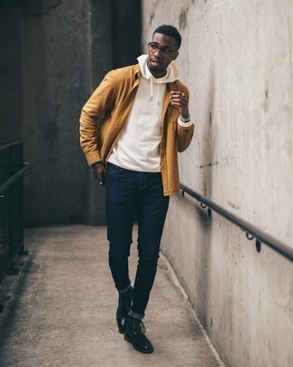 Как носить синие джинсы с белой водолазкой мужчине