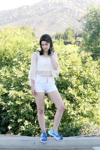 С чем носить синие украшения