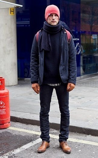 С чем носить синий вязаный шарф мужчине