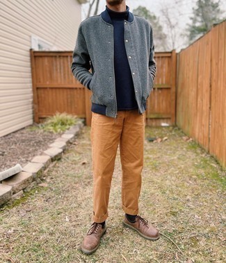 С чем носить синюю вязаную водолазку мужчине