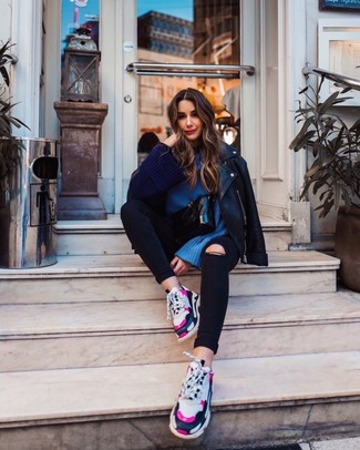 С чем носить синюю шерстяную вязаную водолазку женщине