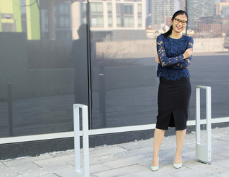 С чем носить синюю кружевную блузку