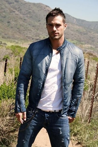 Как носить синий кожаный бомбер с темно-синими джинсами мужчине