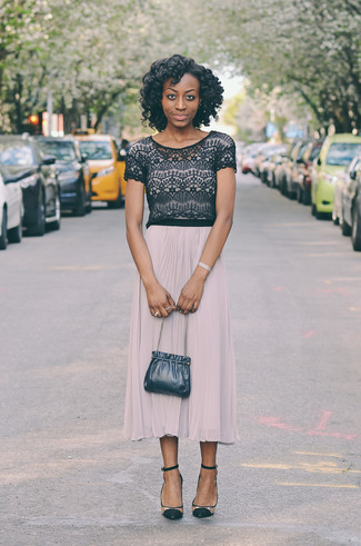 С чем носить синюю кожаную сумку-мешок