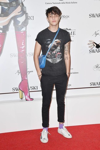 С чем носить синюю кожаную поясную сумку мужчине