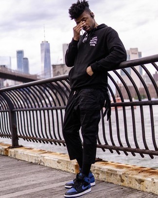 С чем носить синие кожаные высокие кеды мужчине