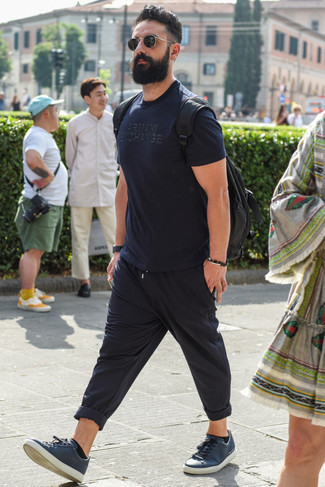 С чем носить синие кожаные низкие кеды мужчине