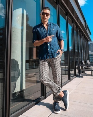 С чем носить синие кожаные низкие кеды мужчине