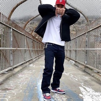 С чем носить синие кожаные низкие кеды мужчине