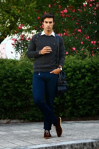 С чем носить синюю кожаную сумку почтальона