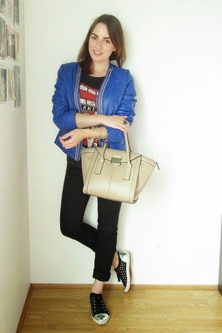 Как носить синий кожаный открытый жакет с черными низкими кедами женщине