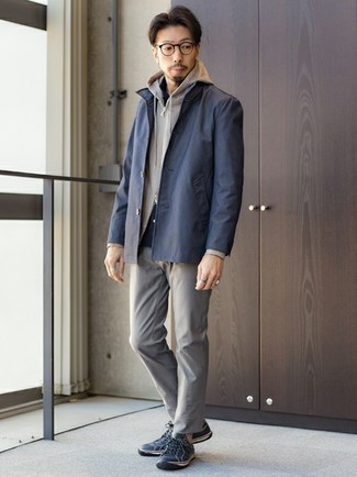 С чем носить синие кожаные кеды мужчине