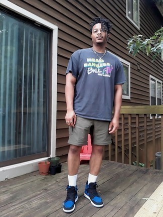 С чем носить синие кожаные кеды мужчине