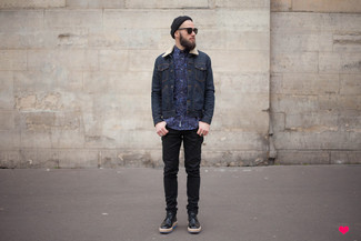 С чем носить синюю классическую рубашку с леопардовым принтом мужчине