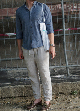 С чем носить синюю льняную рубашку с длинным рукавом мужчине