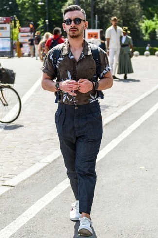 С чем носить синие льняные брюки мужчине