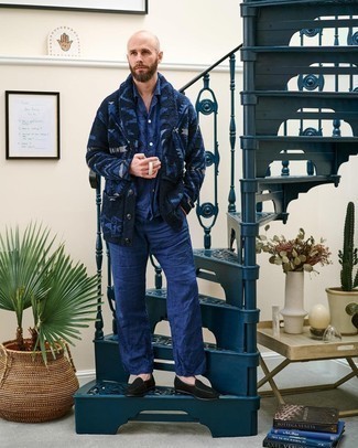 С чем носить синие льняные брюки мужчине