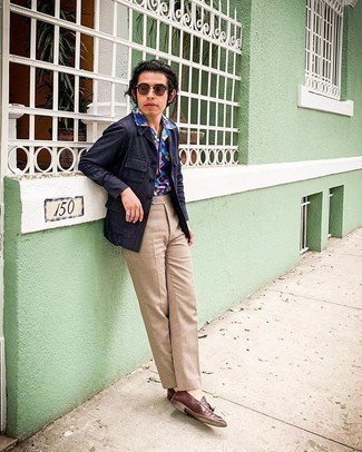 С чем носить синюю льняную куртку-рубашку мужчине