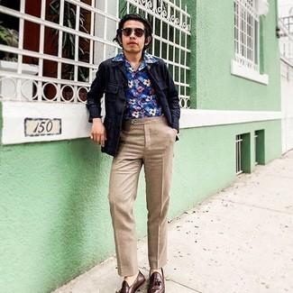 С чем носить синюю льняную куртку-рубашку мужчине