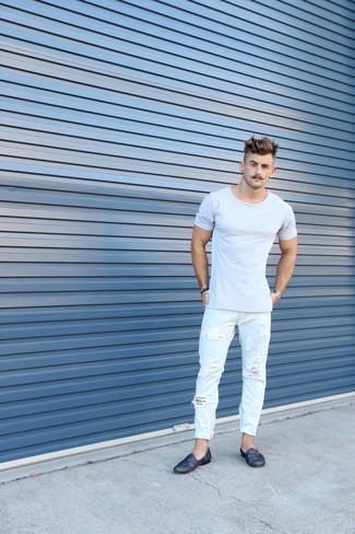 Какие джинсы носить с синими лоферами мужчине