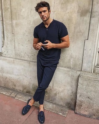 Какие футболки-поло носить с синими лоферами мужчине