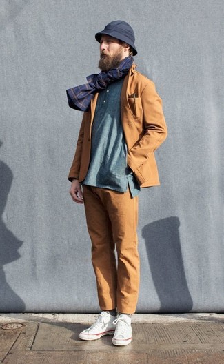 С чем носить синюю лонгслив с горловиной на пуговицах мужчине