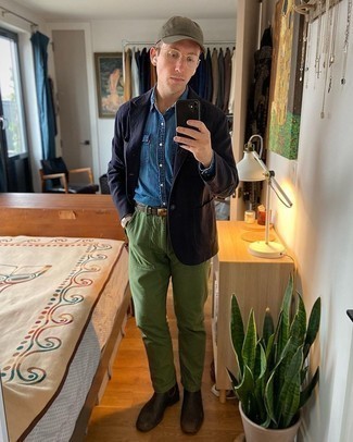 Как носить синюю рубашку с длинным рукавом с черным пиджаком мужчине