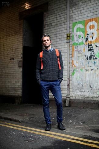 Как носить синюю рубашку с длинным рукавом с серым вязаным свитером мужчине