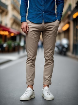 С чем носить синюю рубашку с длинным рукавом мужчине