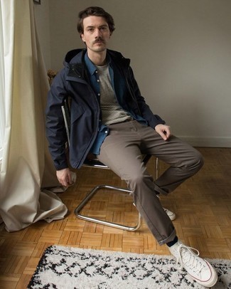 С чем носить синюю рубашку с длинным рукавом мужчине