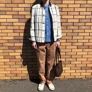 С чем носить синюю рубашку с длинным рукавом мужчине