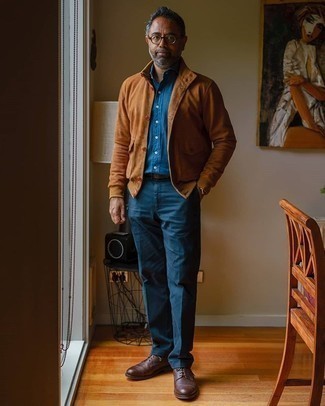 С чем носить синюю рубашку с длинным рукавом мужчине