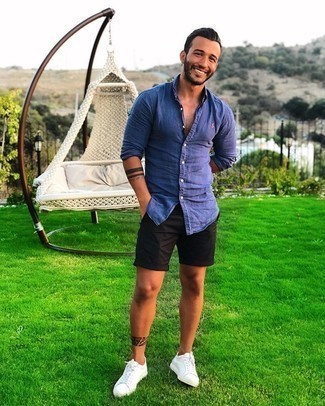 С чем носить синюю рубашку с длинным рукавом мужчине