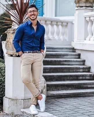 С чем носить синюю рубашку с длинным рукавом мужчине