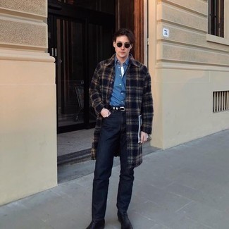 С чем носить синюю рубашку с длинным рукавом мужчине