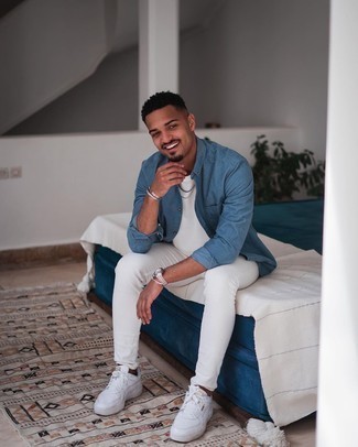 С чем носить синюю рубашку с длинным рукавом мужчине